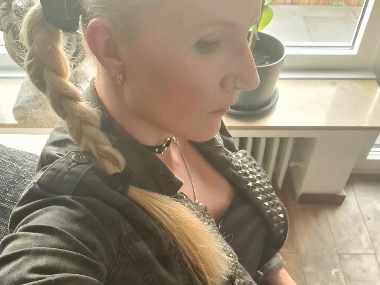 Anal-Sex, Devot, Gangbang, Lack und Leder, Oralsex, Outdoor, Piercing, Sexspielzeug, Tattoos, Live-Dates